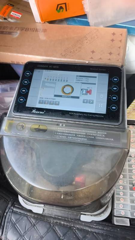 花都花东镇丰田威兰达无损开锁过程实拍